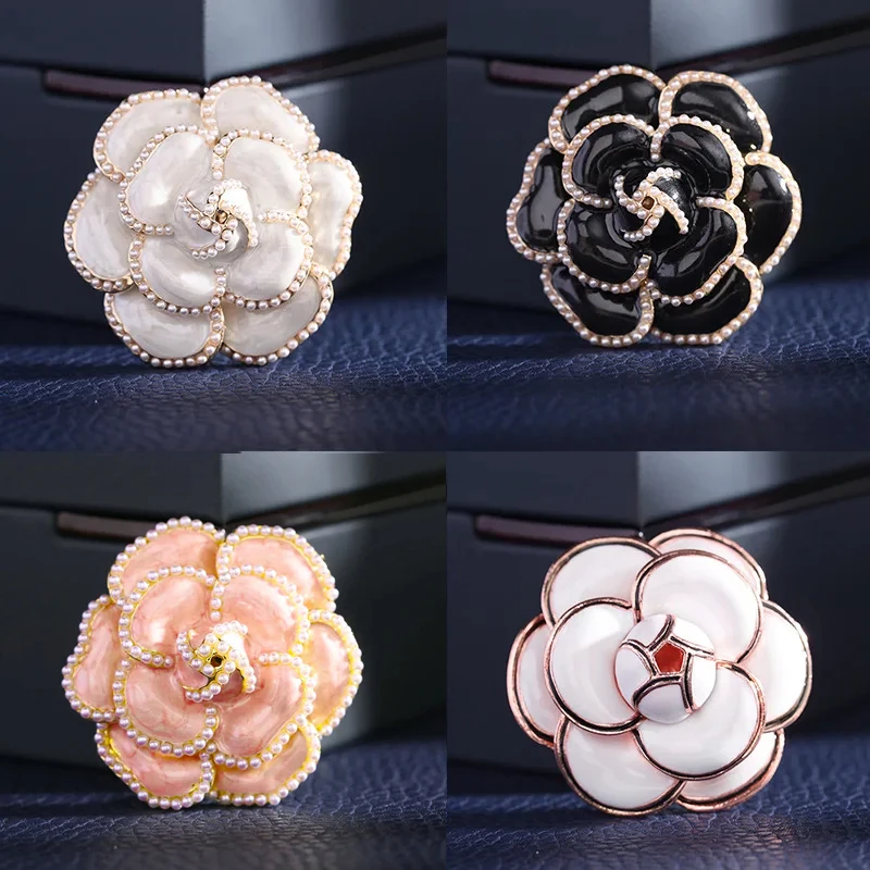 Luksusowa mała pachnąca broszka Camellia Kobiety Wysokiej klasy broszki z kwiatami perłami dla pani Biżuteria w stylu vintage Modne akcesoria do płaszcza Szpilka
