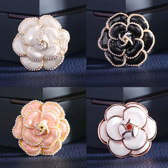 Luksusowa mała pachnąca broszka Camellia Kobiety Wysokiej klasy broszki z kwiatami perłami dla pani Biżuteria w stylu vintage Modne akcesoria do płaszcza Szpilka