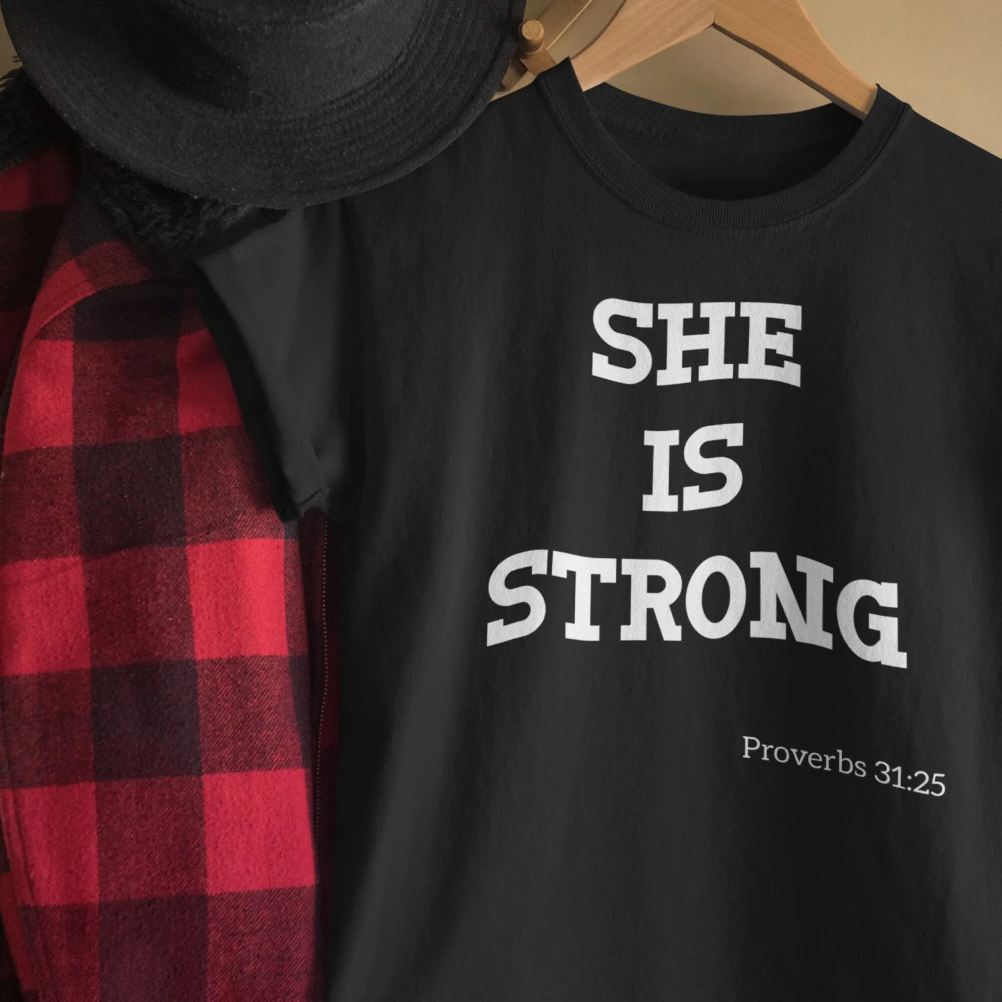 Sie ist starke Sprichwörter 31 25 Frau Glauben T-Shirt Christian Bibel Vers Schrift s für ihren schwarzen Shop dtg Druck