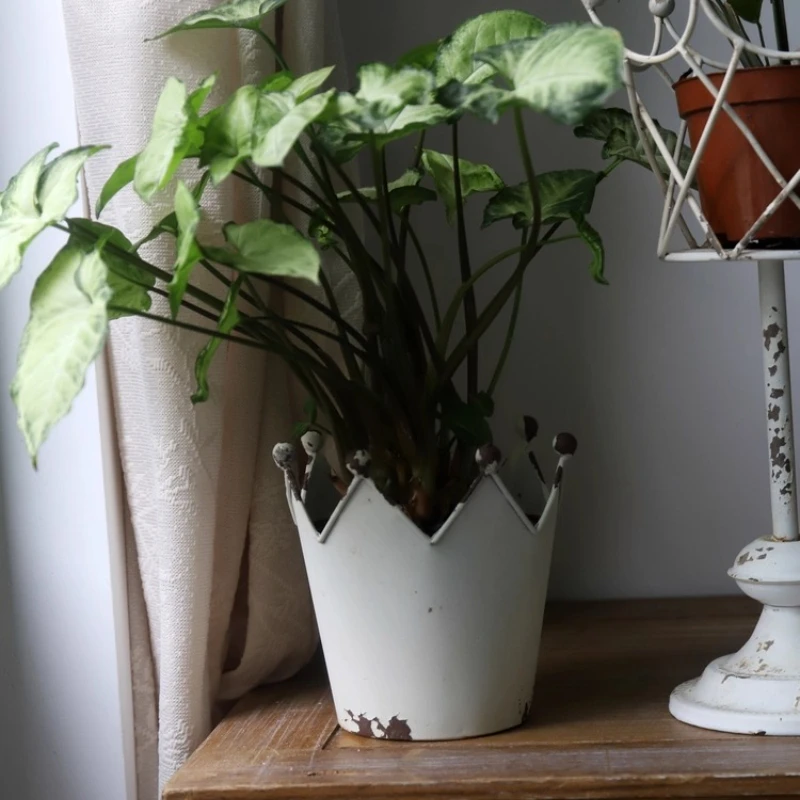 Vintage Iron Flower Pot Stand, Crown-Shaped Planter Holder, Retro Garden Decoration, Handmade Metal Plant Display Rack