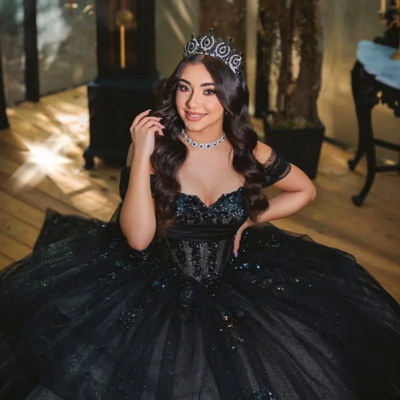 ชุดเดรสงาน Quinceañera สีดำเงา แบบเปิดไหล่ ประดับคริสตัลวิบวับ พร้อมหางยาวและโบว์ใหญ่ vestidos de 15 Quinceañera ﻿ ปรับแต่ง