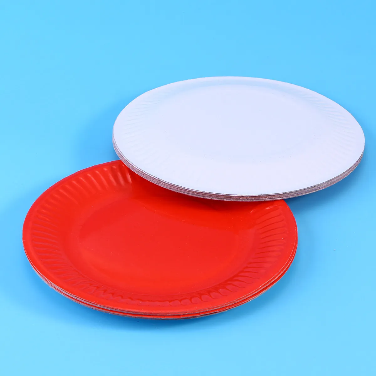 50 assiettes rondes jetables en papier pour la fête d'anniversaire, pour servir des gâteaux, écologiques, en matériau recyclé, résistantes à l'humidité et aux coupures.