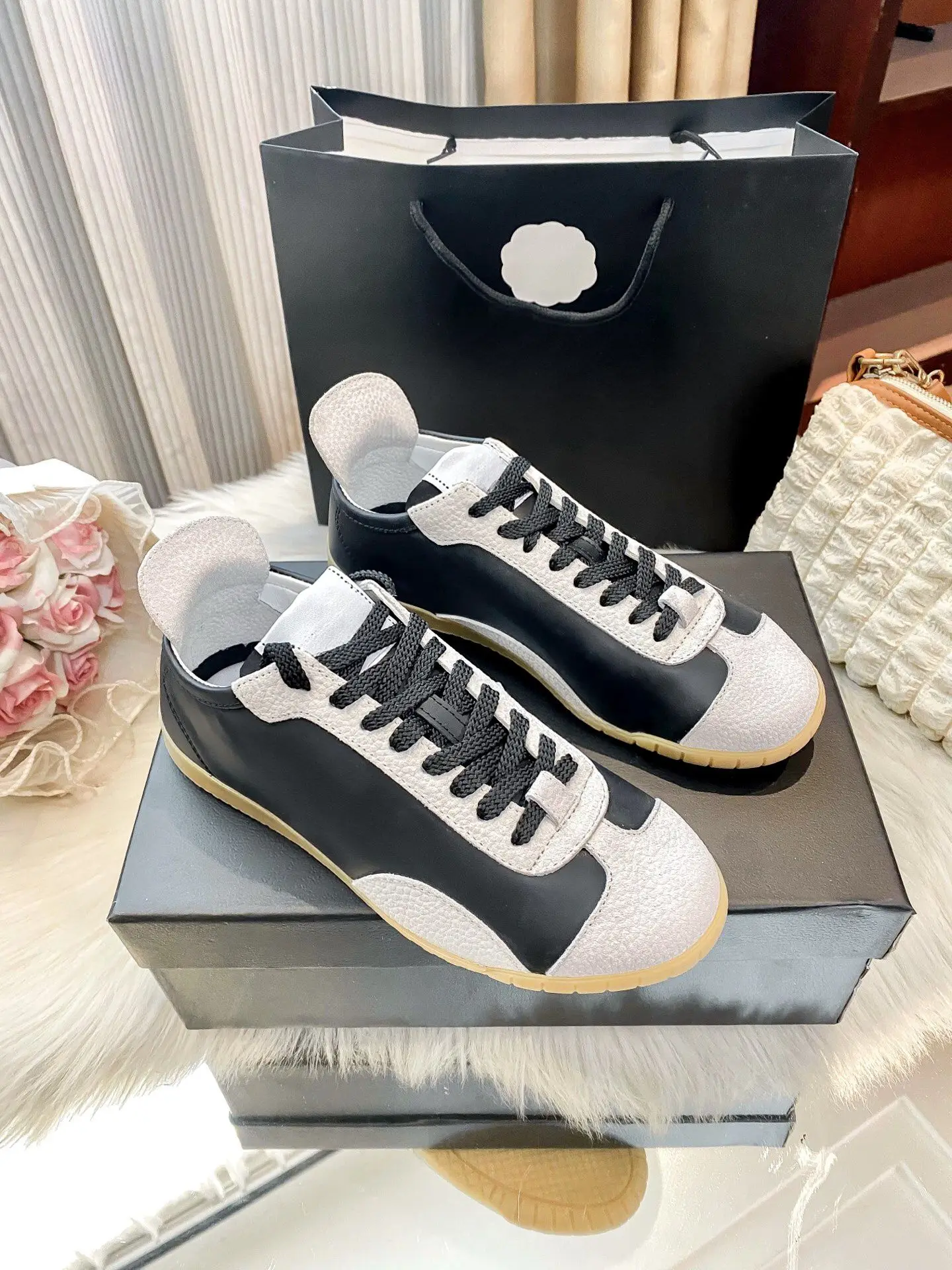 Light Weight Unisex Skate Board Shoes Flat Casual Sneakers Breathable Canvas Upper Lace Up Anti Slip Rubber Sole Comfortable Insole Men Women Youth Street Outdoor Couple Footwear