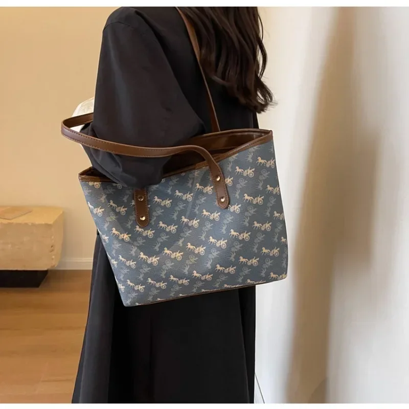 2023 Trendy New Women\'s Bag Large Capacity Shoulder Bag Versatile Fashion Retro Printed Tote Bag High-end Exquisite Handbag