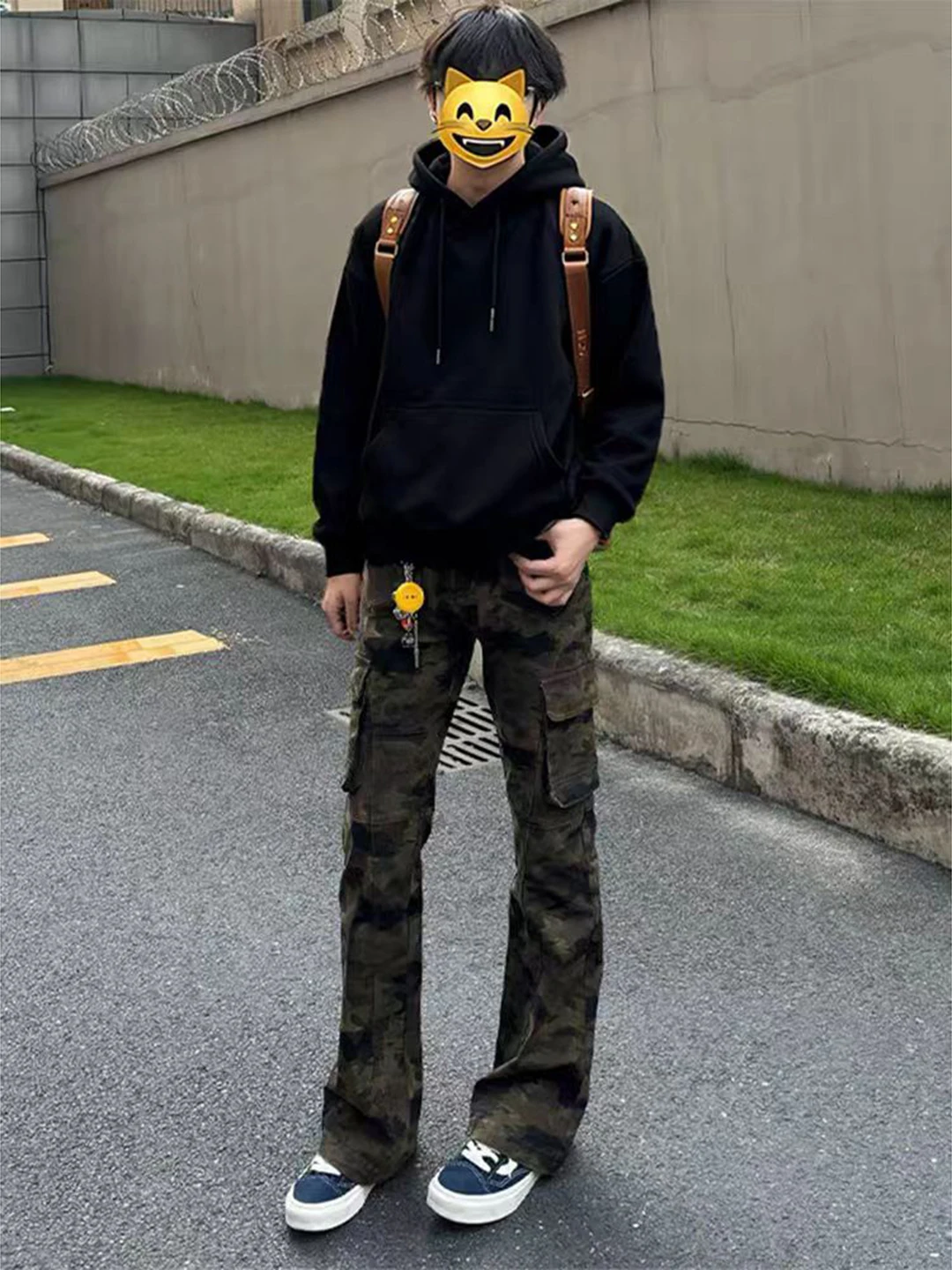 

Мужские джинсы-клеш с камуфляжным принтом, зауженные, прямого кроя, в американском уличном стиле, с диагональным разрезом, узкие, удлиненные, для стройности фигуры