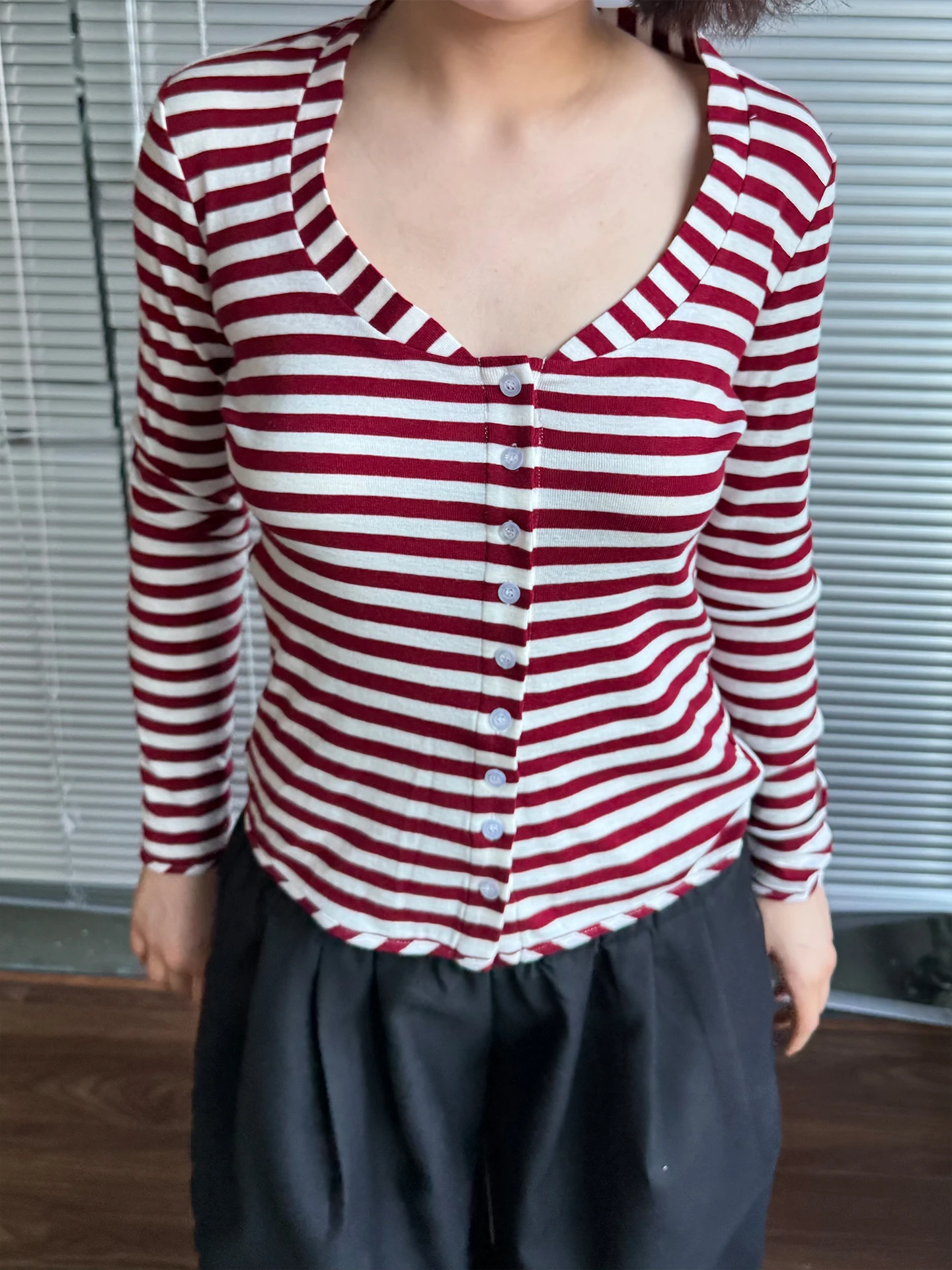 

Женская осенняя полосатая базовая футболка Girlsfood с большим воротником на одной пуговице, приталенная, повседневная, с длинным рукавом, из смесового полиэстера