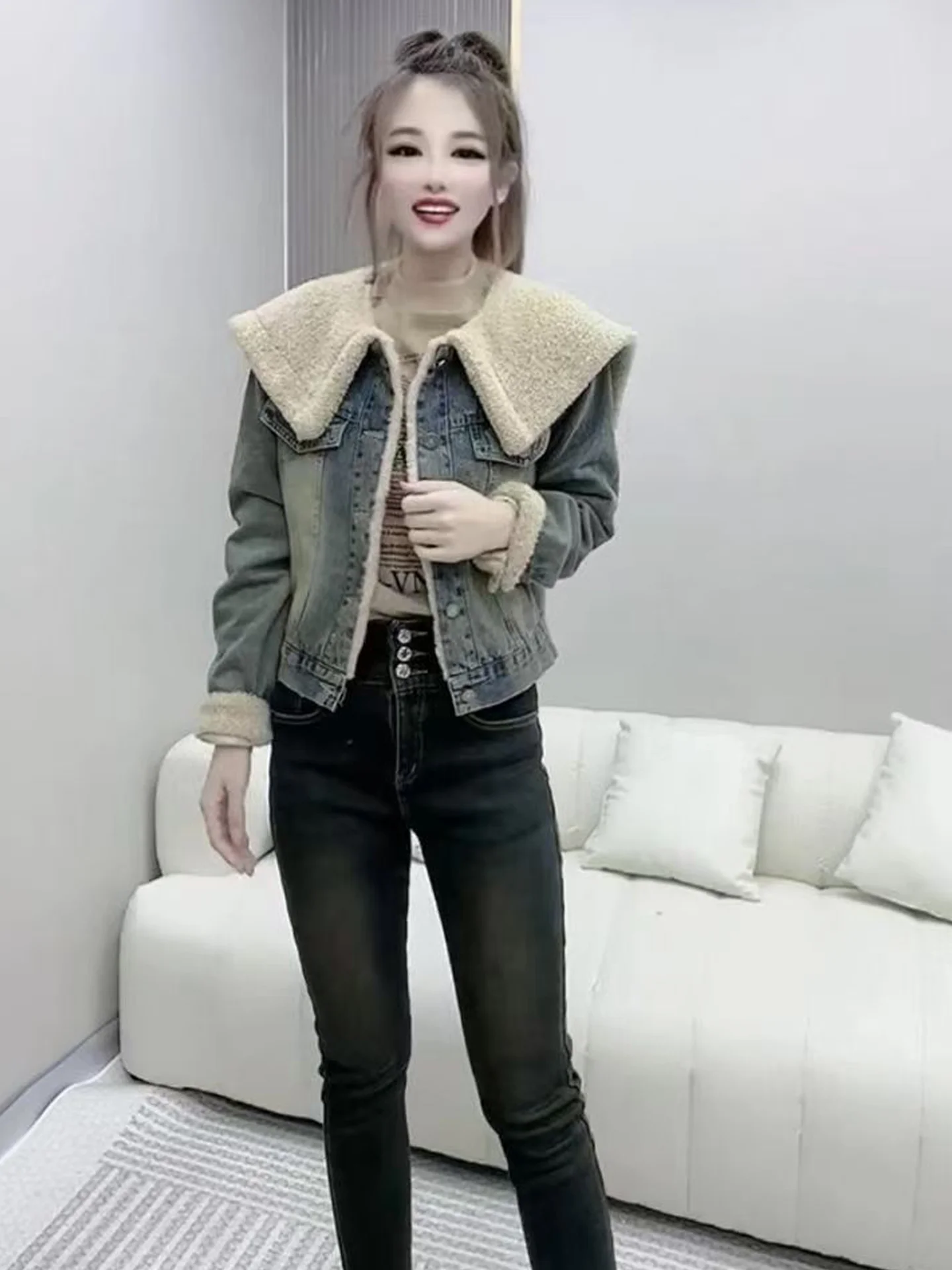 

Женская утепленная хлопковая куртка из денима с флисовой подкладкой, воротником из овечьего меха и воротником-стойкой в гонконгском стиле. Новинка зимы.