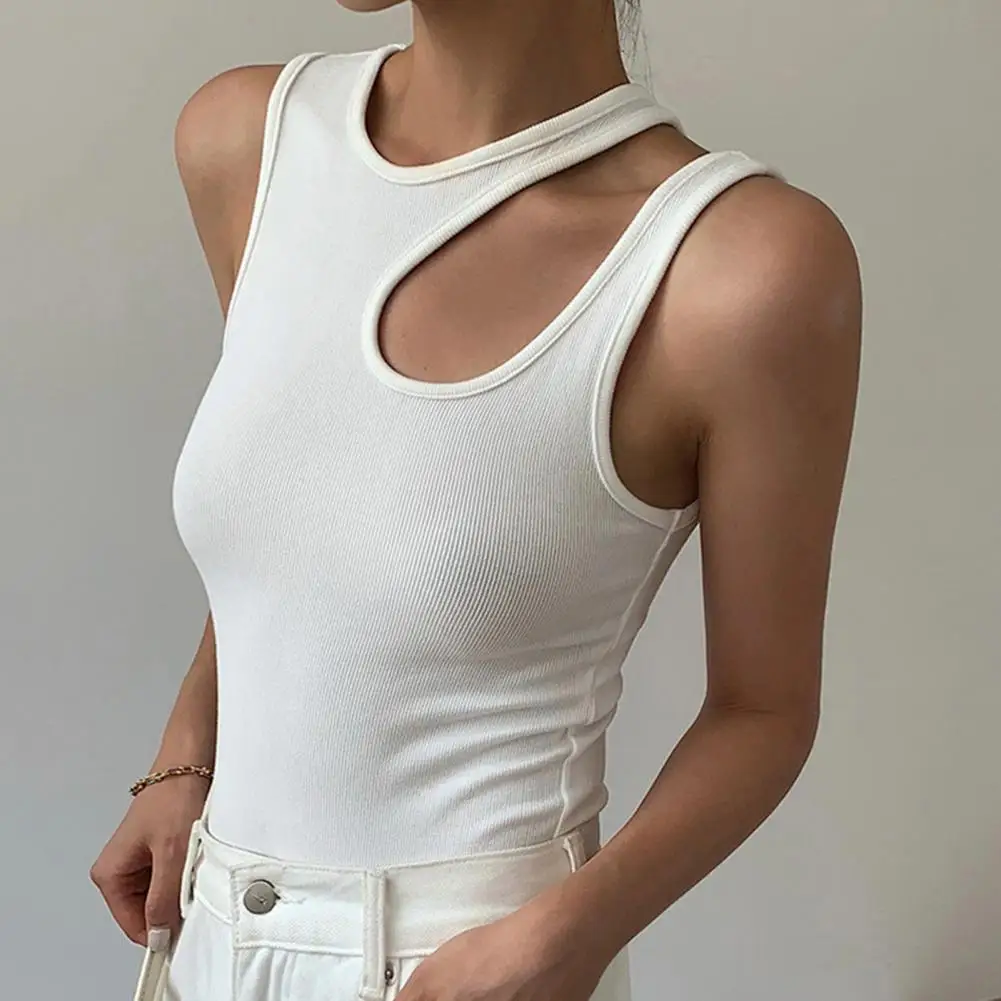 Weiche Textur Leibchen stilvolle Sommer Tanktops für Frauen geripptes Leibchen mit unregelmäßigem Riemen Detail O-Ausschnitt Slim Fit Weste für eine