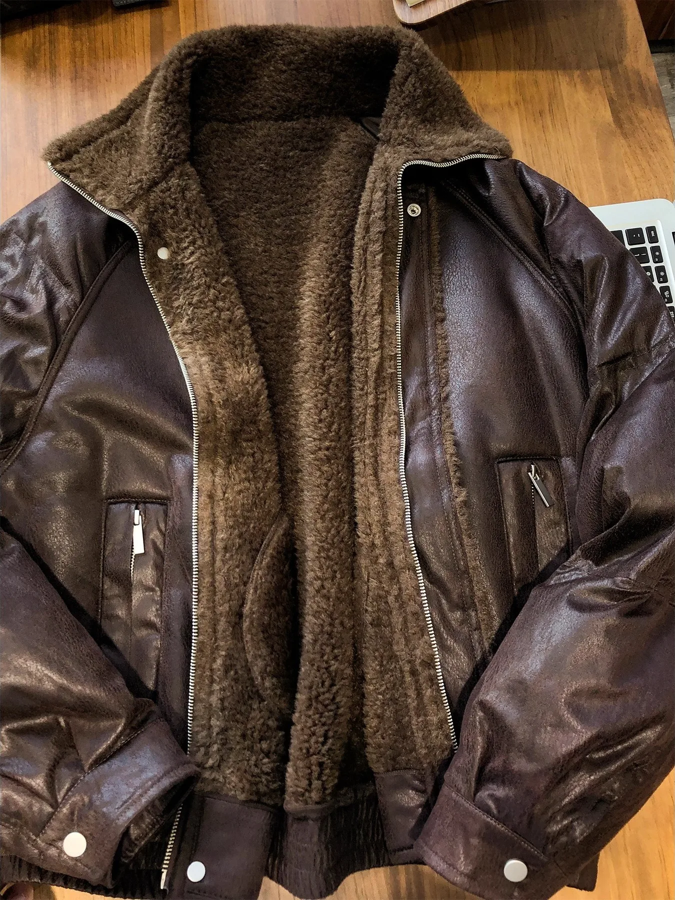 

Мужская утепленная куртка из кожи и меха на флисовой подкладке, теплая хлопковая куртка с длинными рукавами на молнии, цветная, Cleanfit Sle