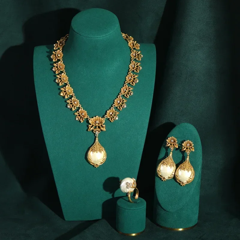 Elegant Baroque Pearl Necklace for Women Vintage Aesthetic Brass Flower Rhinestone Choker Luxury Antique Jewelry Wedding