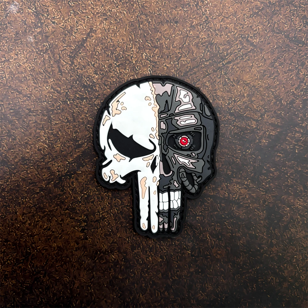 

Нашивка-стикер из ПВХ с темным черепом, из мягкой резины, с эффектом свечения в темноте, тактический моральный значок на липучке - многоцветный, идеально подходит для нарукавных повязок, рюкзаков и вышитых нашивок на одежде.