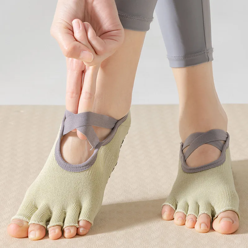 Calcetines de Yoga sin dedos, calcetines deportivos de baile de algodón con vendaje transpirable y espalda descubierta, calcetines profesionales antideslizantes de silicona para Pilates con cinco dedos