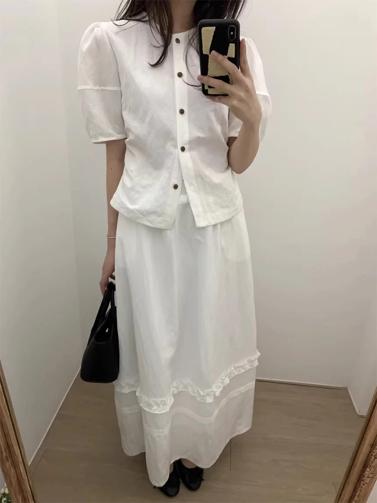 قميص ليانغليانغ الأبيض بأكمام فقاعية للنساء، تصميم صيفي جديد مع تنورة قصيرة مدمجة، طقم من قطعتين أنيق