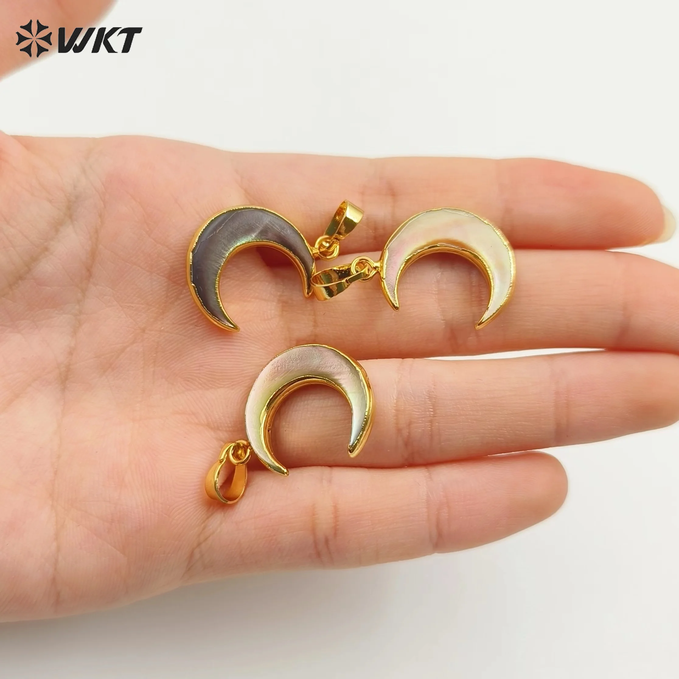 WT-P955  Wholesale Natural Shell Moon Pendant Gold Plated Small Accessories For Women Daily Decoration
