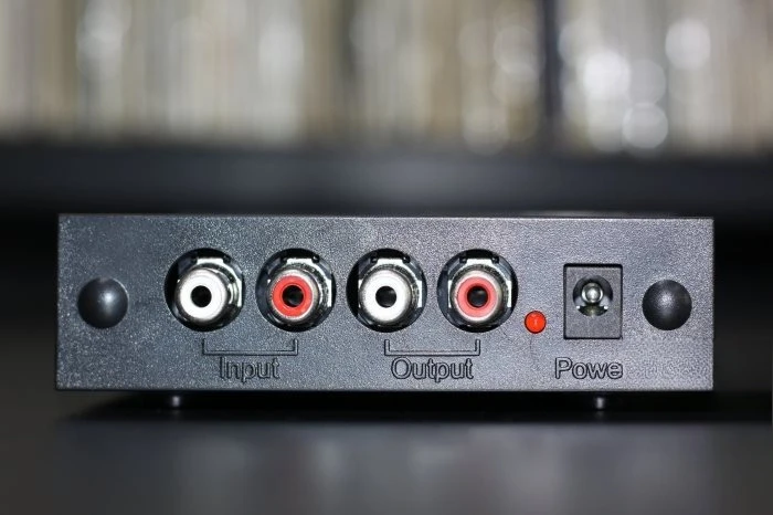 Czarny sing-play, wzmacniacz głosowy