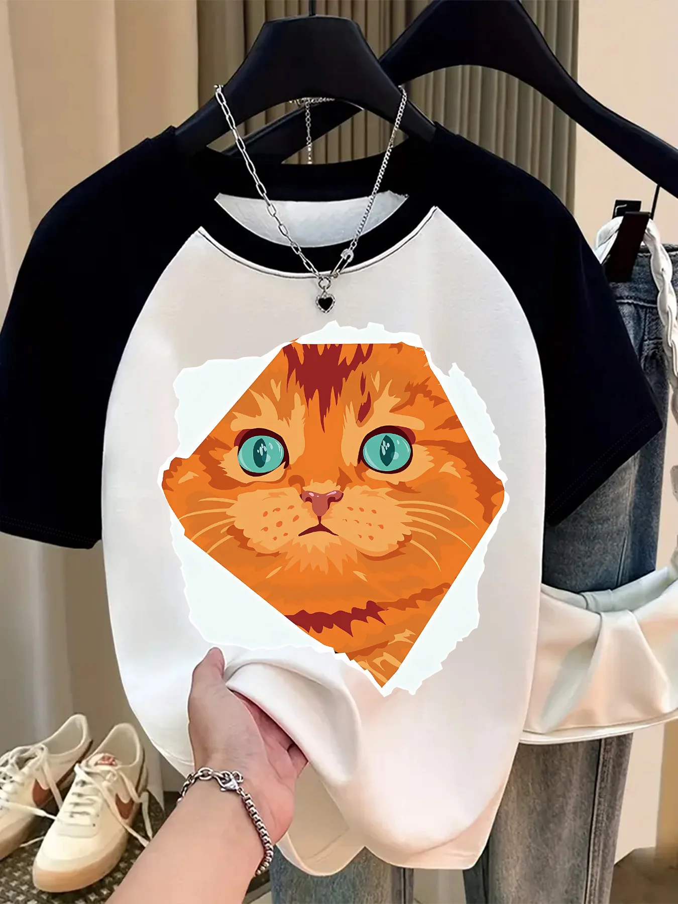Fashionable T-Shirt in Black and White, Color-Blocked Raglan Sleeves with Cat Print, Short-Sleeved Casual Top That Is Age-Reducing and Versatile for Everyday Wear