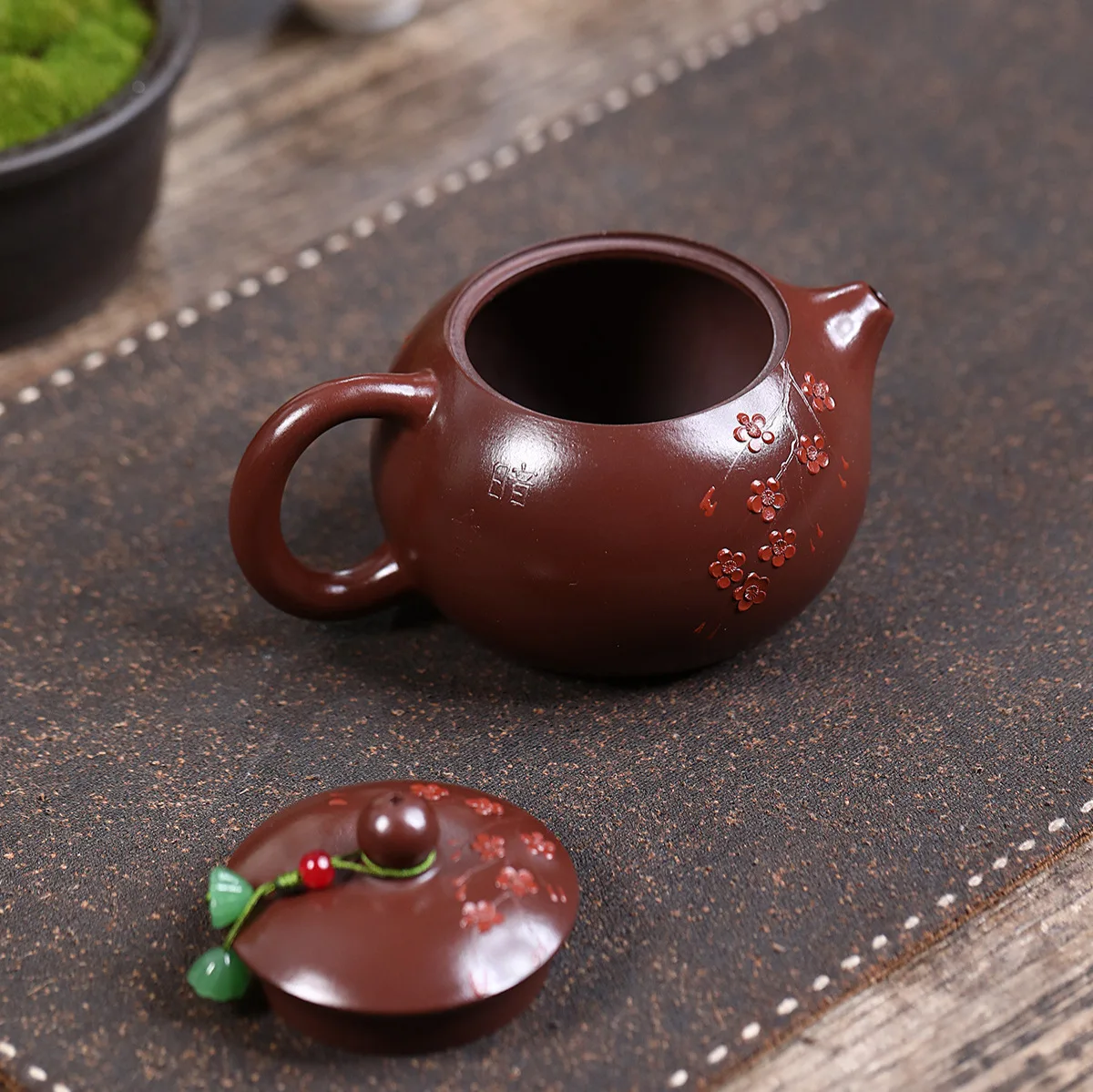 

Handmade Yixing Purple Clay Pot Famous Modeling Painted Ore Sand Plum Blossom Xi Shi Large Capacity Card Cover Teapot 280c