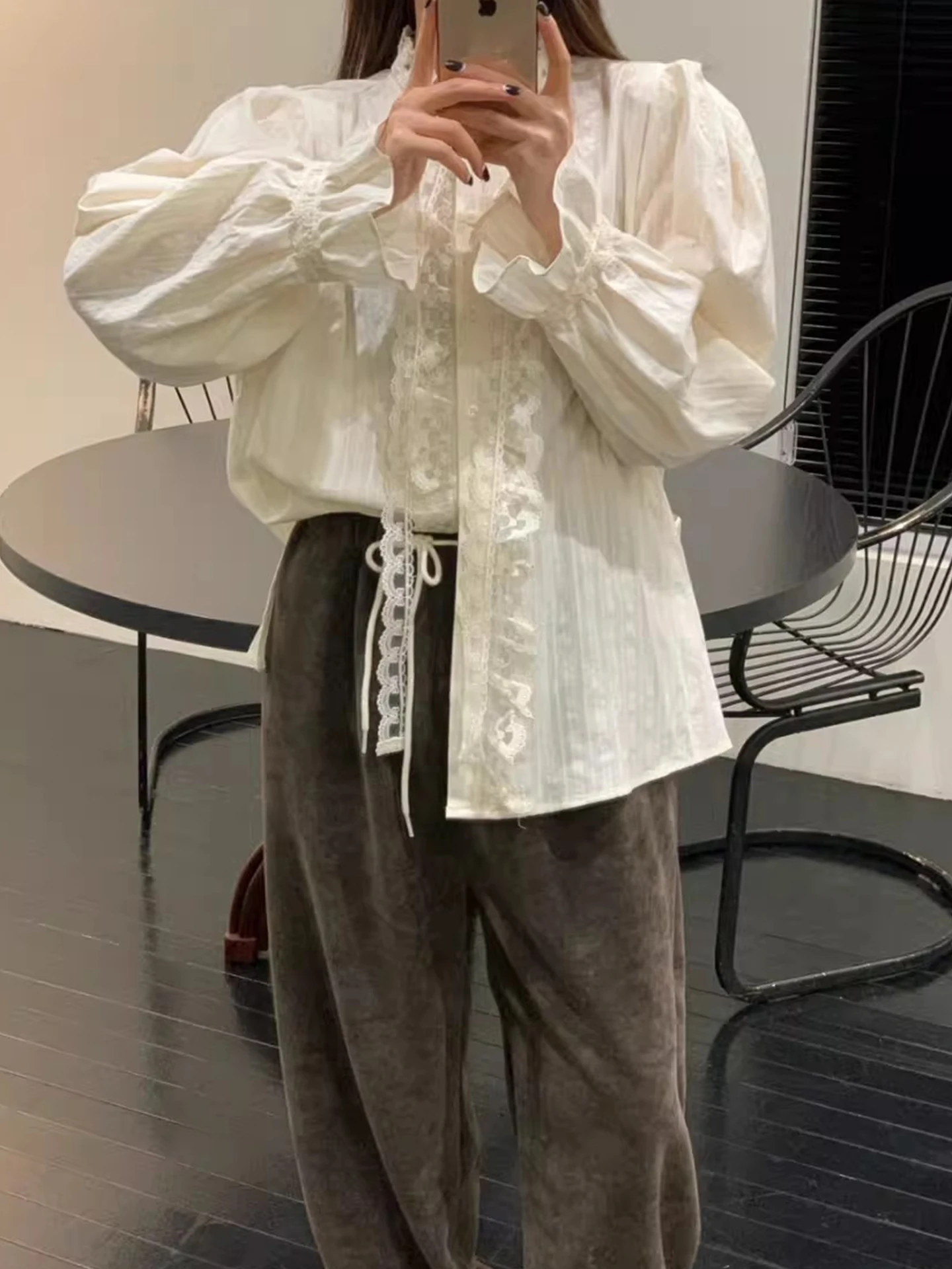 

Sweet Youthful round Ne Lace Trim Single Button Loose Long Sve irt Women Early Spring New Sle Versatile Casual Blouse