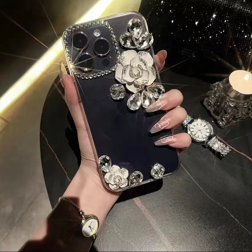 Luxury Shining Diamond 3D Flower Cover per iPhone 11 12 13 14 15 Pro Max X XS Max Xr 7 8 Plus Mini custodia rigida con bracciale in cristallo