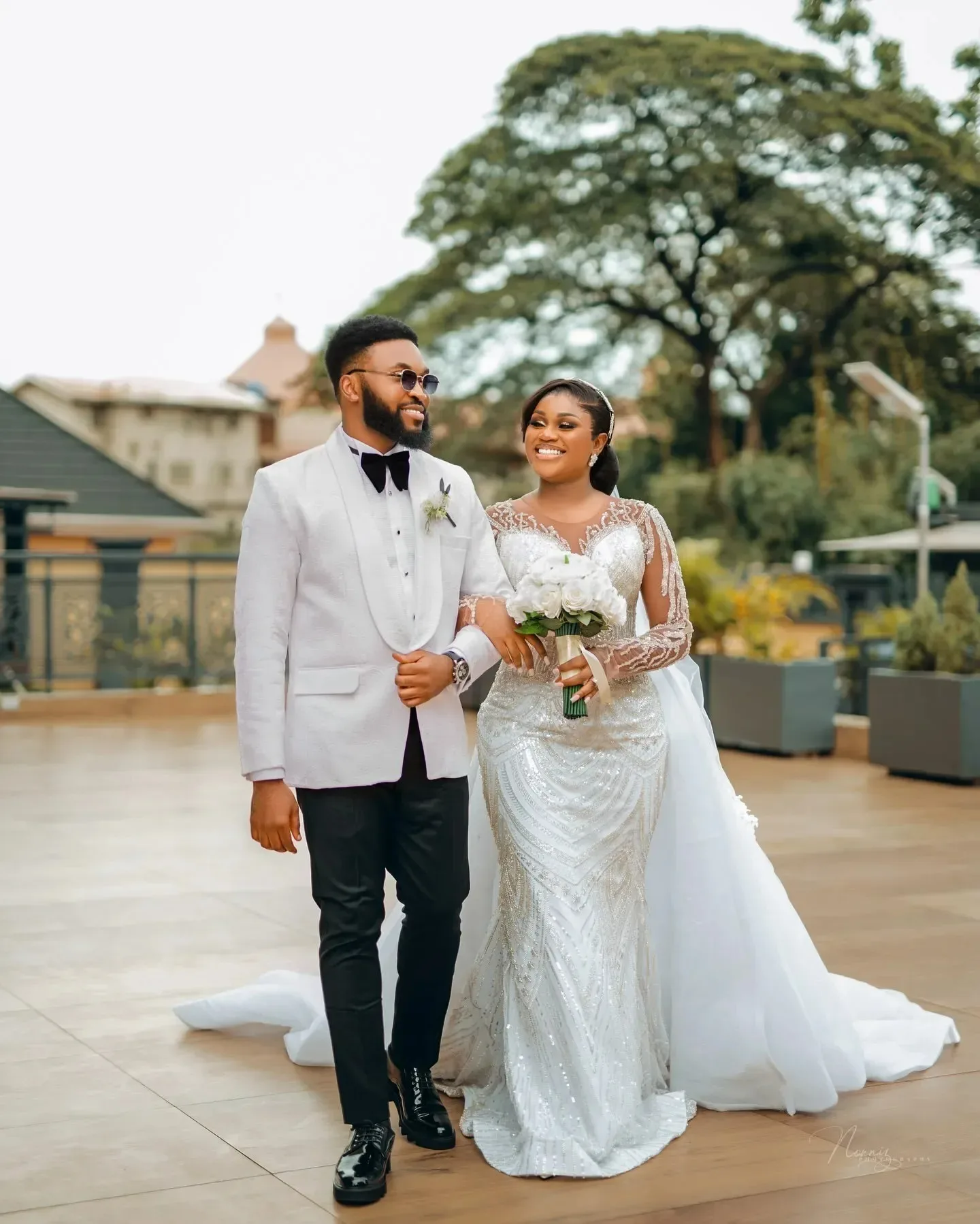 カスタマイズされたシアーネックキラキラスパンコールビーズのウェディングドレス取り外し可能なスカート付き Vestidos De Novia 長袖ブライダルドレス