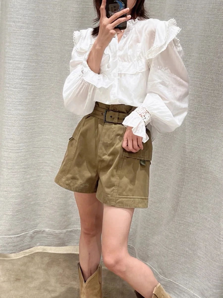 Słodka koronkowa bluzka z rozcięciem, biała, idealna na dojazdy do pracy, bawełniana, jednolita, długa, o prostym kroju dla młodych kobiet.