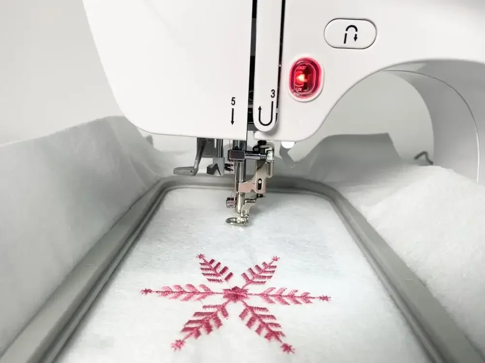 【2026】QS-101 آلة التطريز المنزلية المحوسبة لآلة التطريز المحلية لملصق شعار القميص #6