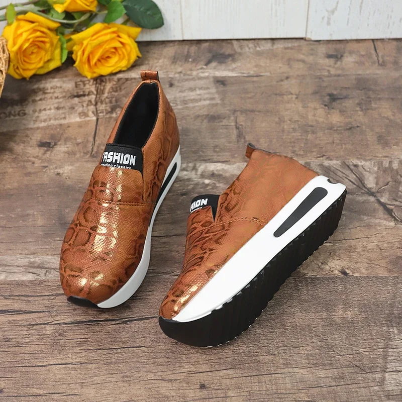 Neue Luxus-Mode-Sneaker mit silberfarbenem, dickem Boden, Slip-On-Design, Damen-Plateauschuhe, Herbst-Freizeitschuhe, Mules, Übergrößen, Damen-Loafer