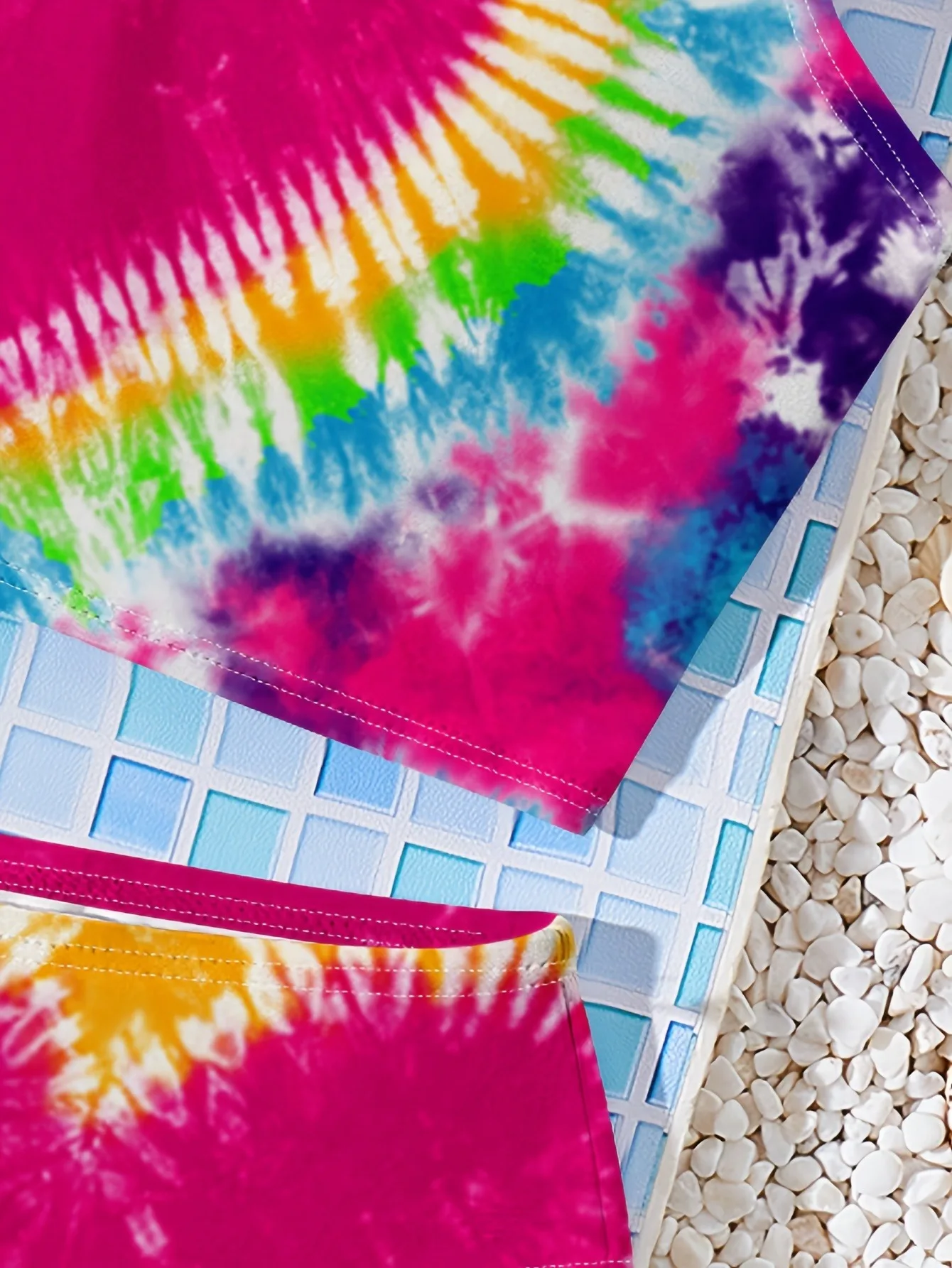 Zweiteiliger Bikini-Badeanzug für Kinder und Mädchen, zweiteiliger Badeanzug mit Regenbogen-Tie-Dye-Herz-Print und quadratischem Ausschnitt – Detail 3