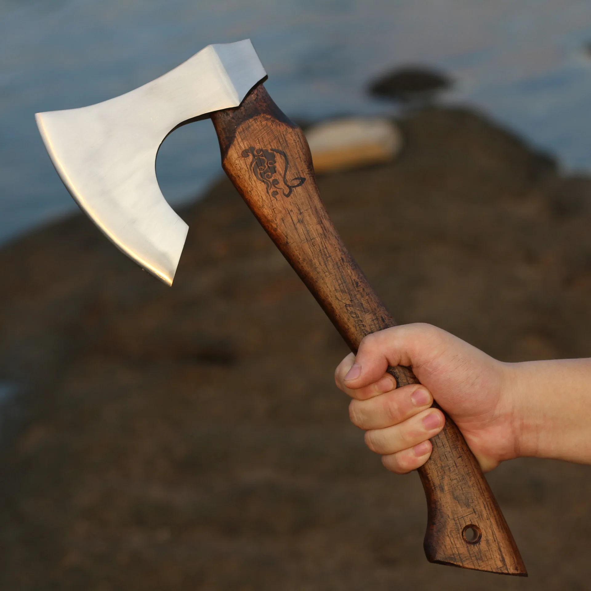 

Многофункциональный тактический топор из орехового дерева в форме полумесяца, удобный для рубки дров, аварийный, для самообороны, EDC-инструмент