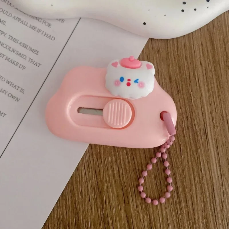 Mini Cartoon Utility Knife com Pingente, Cortador De Papel Kawaii, Pequeno Cortador De Caixa Portátil para Estudante, Faca Dobrável De Segurança