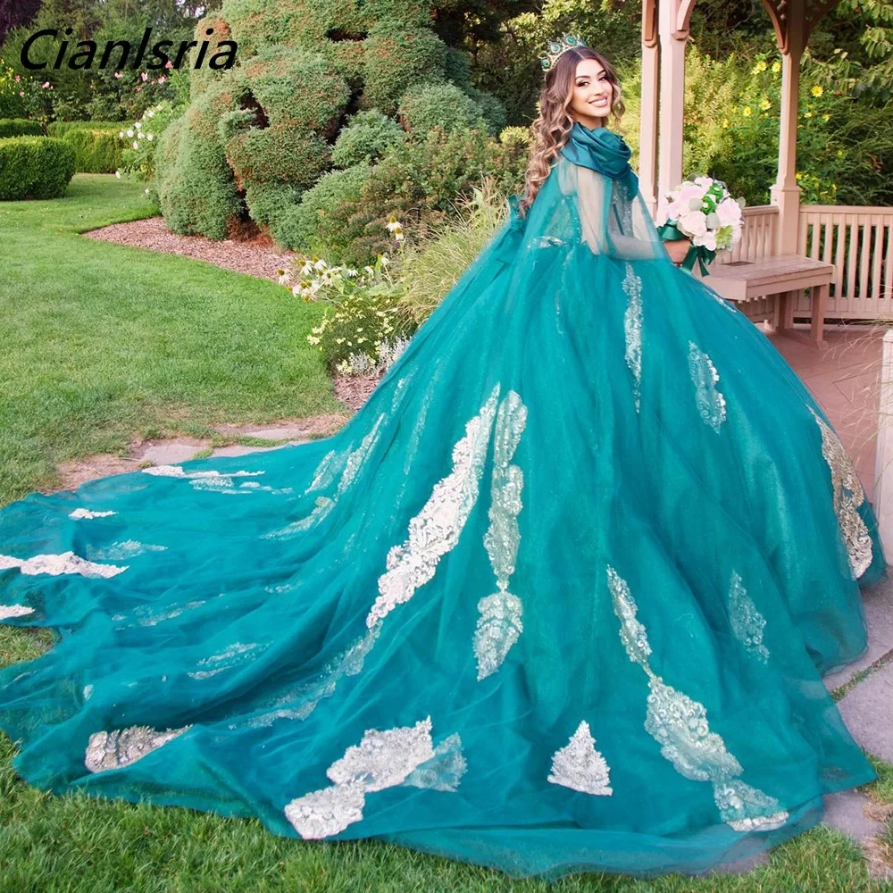 

Emerald Green Illusion Beading Crystal Ball Gown Quinceanera Dresses With Cape Gold Appliques Corset Vestidos De 15 Años