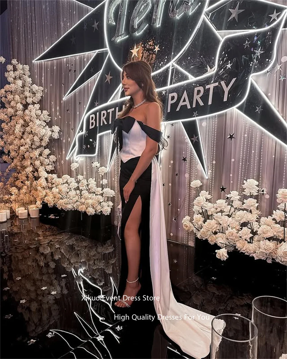 Xikuo فستان حفلات ساتان براقة أسود أبيض حورية البحر حفلة فيستدوس بارا إيفينتوس شق جانبي بفيونكة مطوي فستان سهرة مخصص