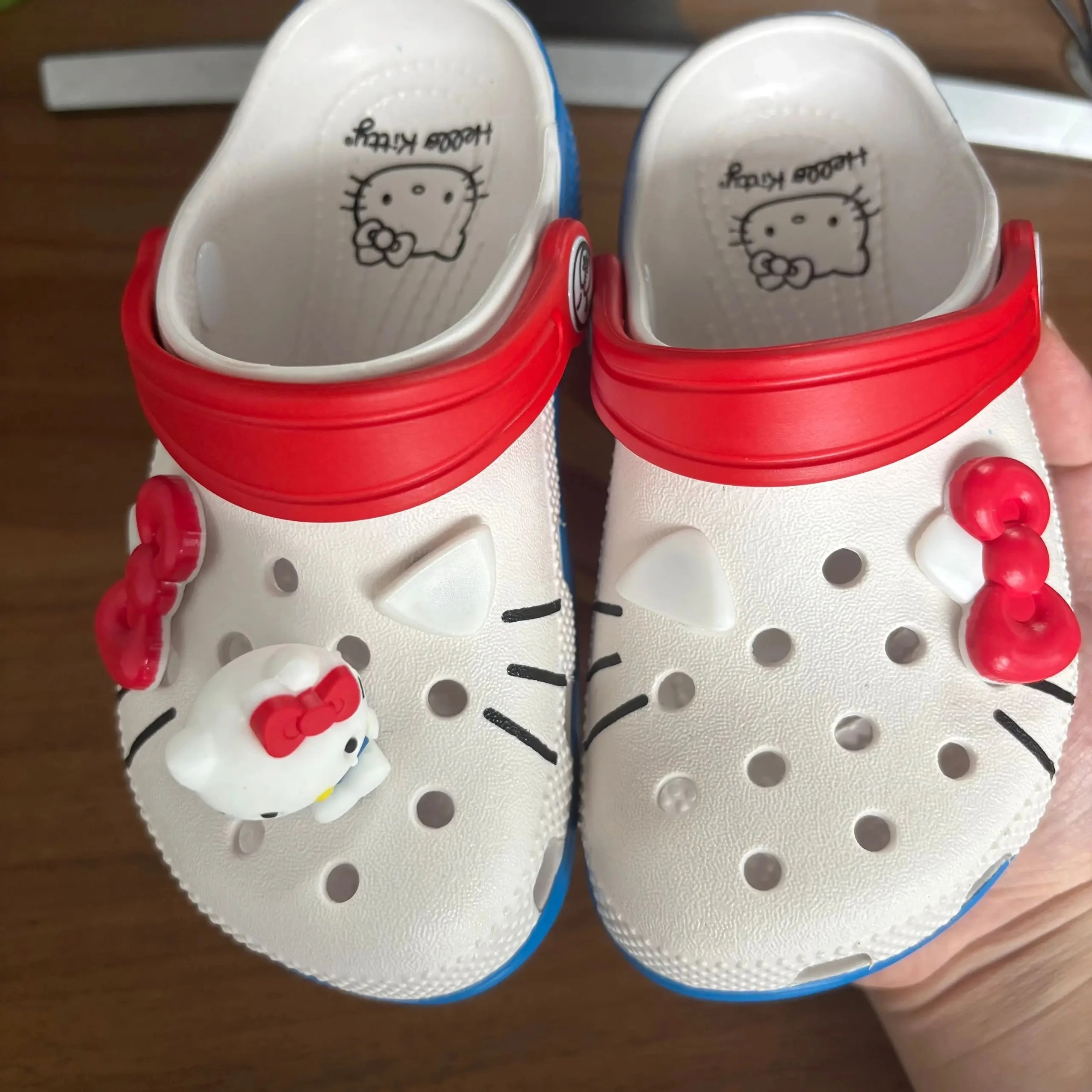 

Новые сандалии с отверстиями Hello Kitty, тапочки для девочек, сандалии Kt Cat, Kawaii Eva, домашняя пляжная обувь в стиле аниме, летние тапочки, подарки для взрослых и детей