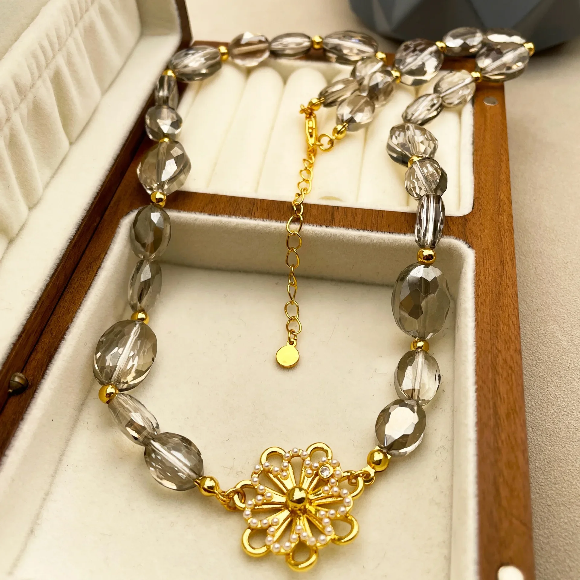 

2023 New Fashion Jewelry Camellia Flower Crystal Glaze Necklace