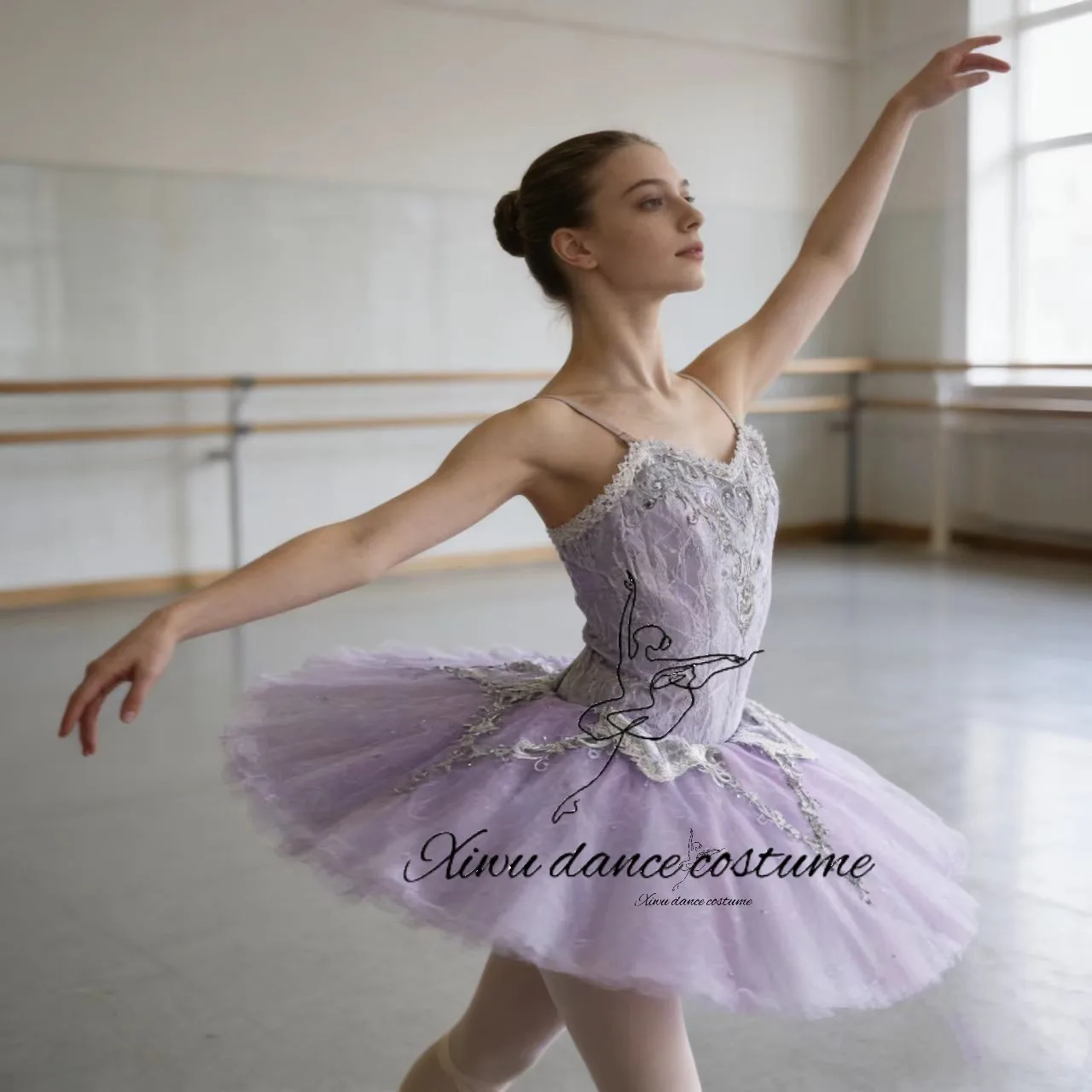 

Роскошное лавандовое плиссированное платье-туту с ручной вышивкой для сценических выступлений