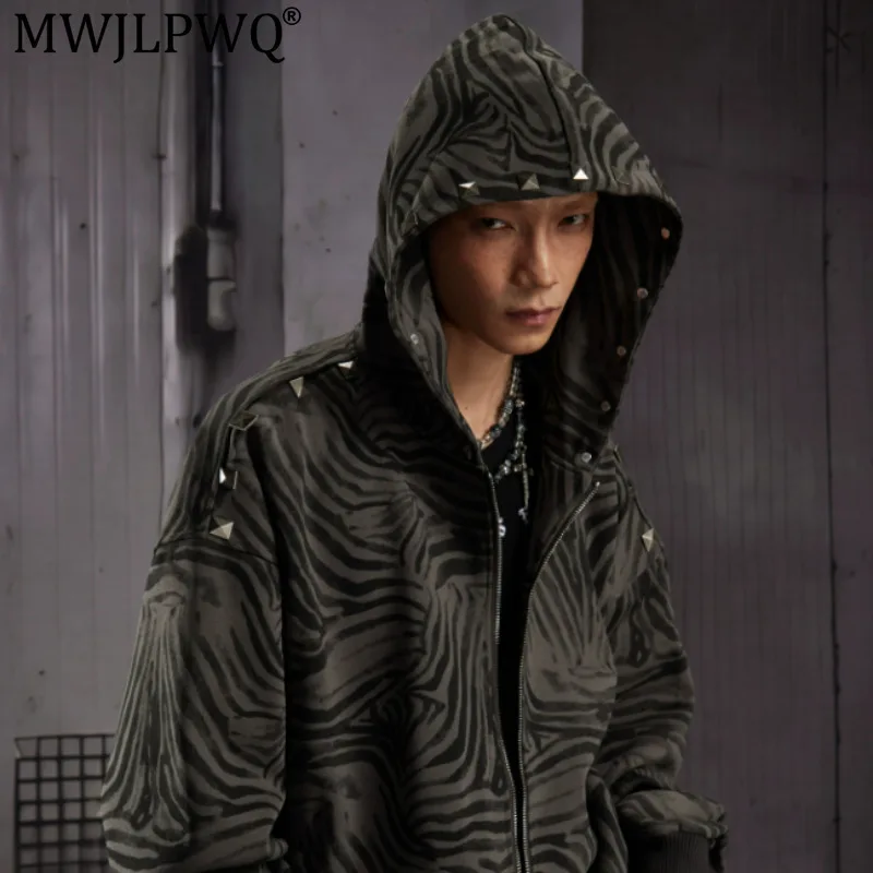 MWJLPWQ Trendy Print Vintage Hooded Sweatshirt For Men Unique Rivet Design Loose-Fit Sports Tops Long Sleeve Hiphop Wear 20552