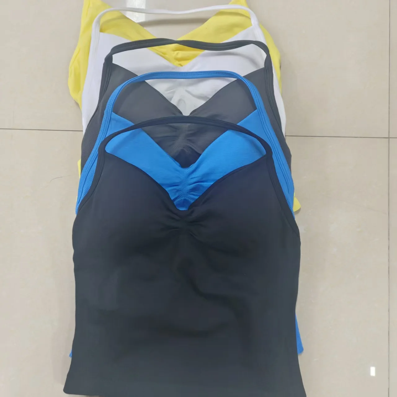 المرأة الخطوط الطويلة Strappy عارية الذراعين الصالة الرياضية الأعلى Scrunch تجريب مفتوح الظهر الصدرية تانك الأعلى مع وسادة الثدي لتشغيل قميص يوجا