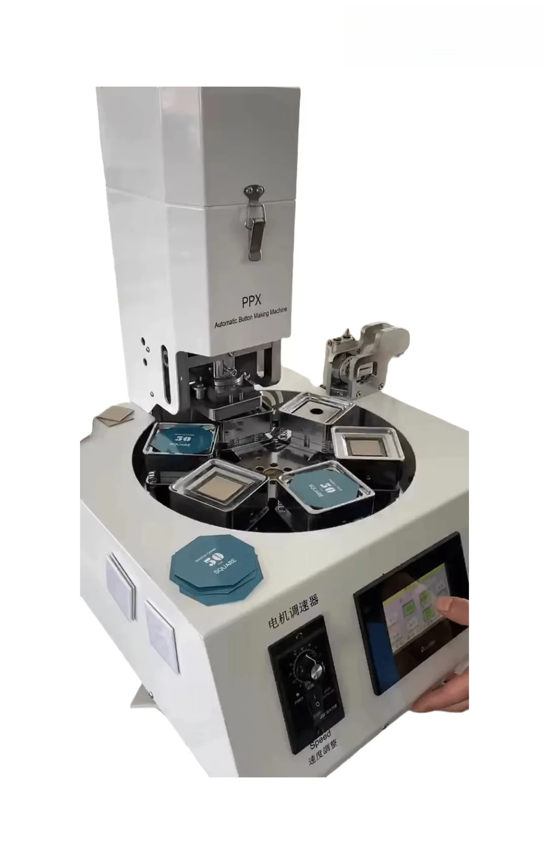 حجم المنتج 50*50 مللي متر (2*2 بوصة) ، آلة هوائية Ppx شبه أوتوماتيكية صنع شارة بدبوس مغناطيسية للثلاجة