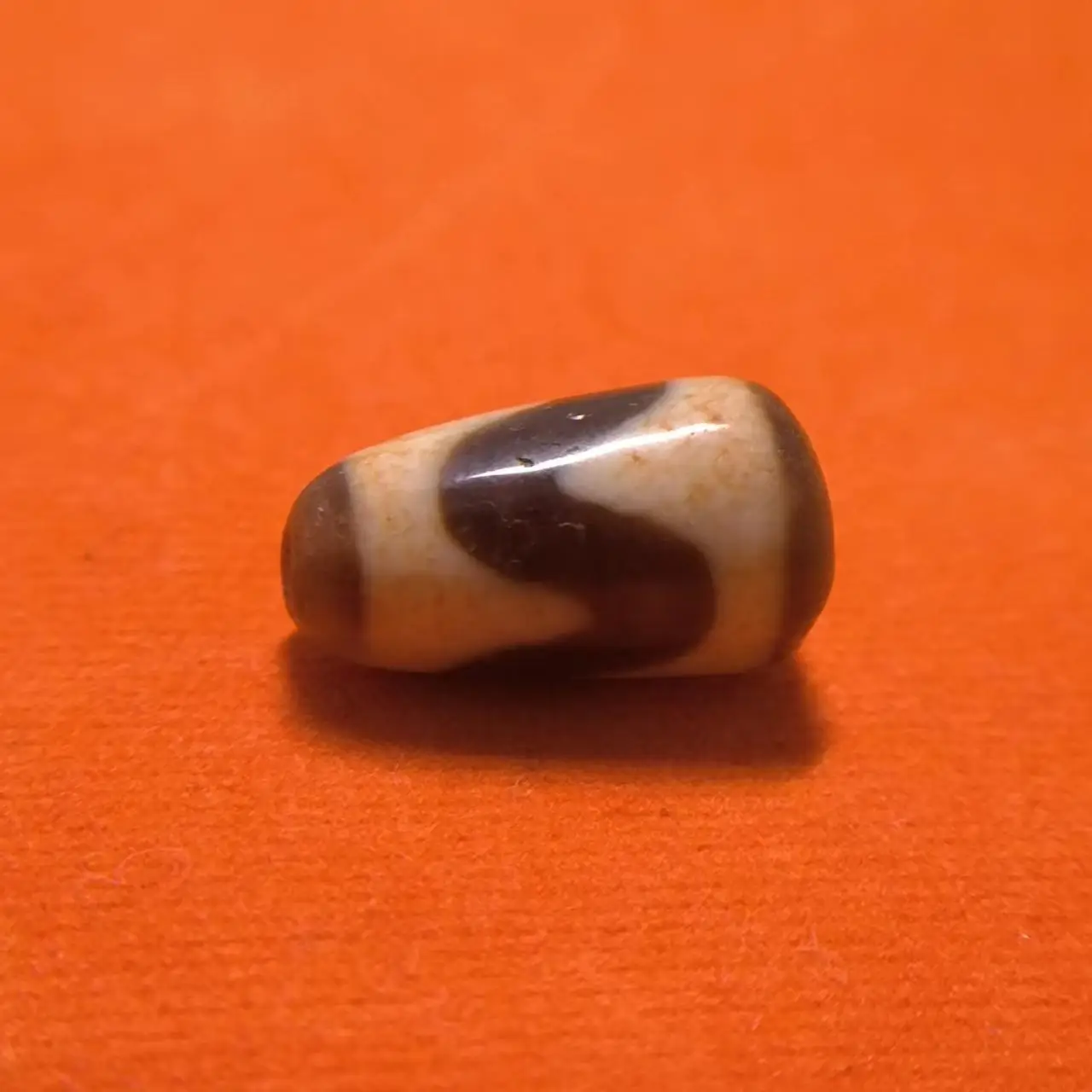 

1pcs/lot natural broken bead residue / tiger tooth pattern / agate old dzi Weathered horseshoe lines Collectible jewelry rare