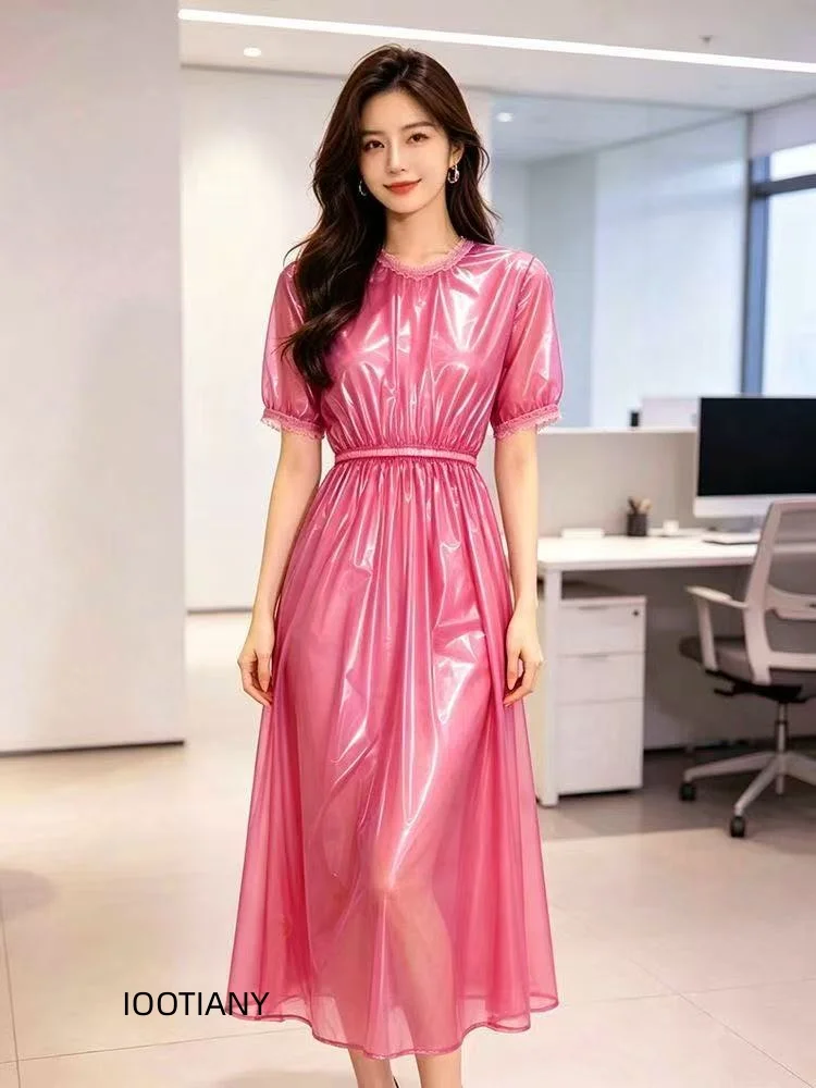 Glänzendes, transparentes PVC-Midi-Kleid für Damen, elegantes Design, kurze Puffärmel, elastischer Bund, fließendes, langes Kleid, ideal für Raves, Cosplay und als Clubbekleidung. – Detail 3