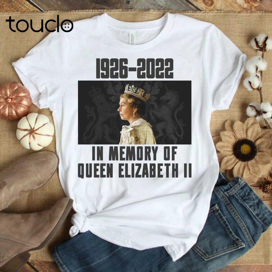 In loving memory of queen Elizabeth II 1926-2022 Classic Unisex Shirt, rip queen elizabeth