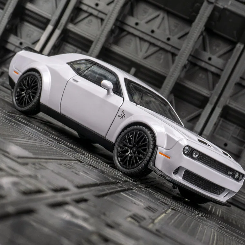 

1:32 Dodge SRT alloy car model acousto-optic pull-back metal toy car door and hood trunk can drive American muscle sports car