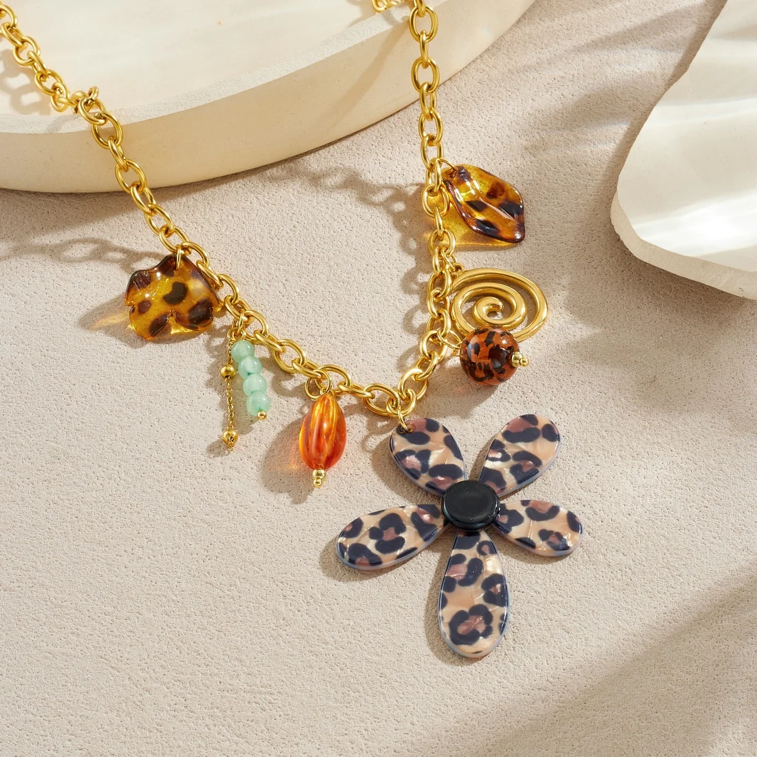 Edelstahl Vintage Leoparden-Acryl-Blumen-Kristall-Anhänger Halskette Damen Klassische Maillard Halskette Schmuck
