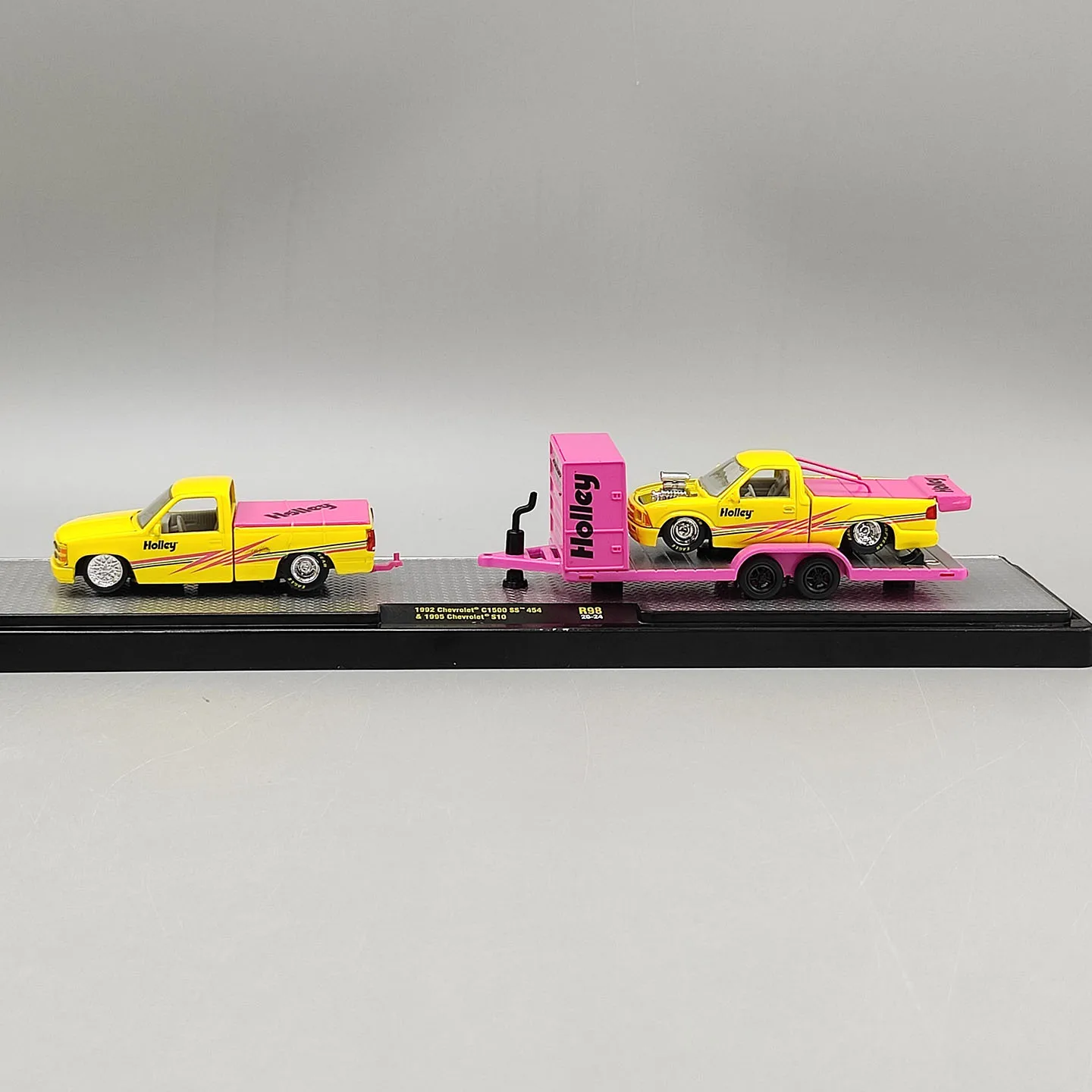 Diecast M2 1:64 Scale Chevrolet C1500 SS 1992 and Chevrolet S10 1995 Alloy Car Models view 2