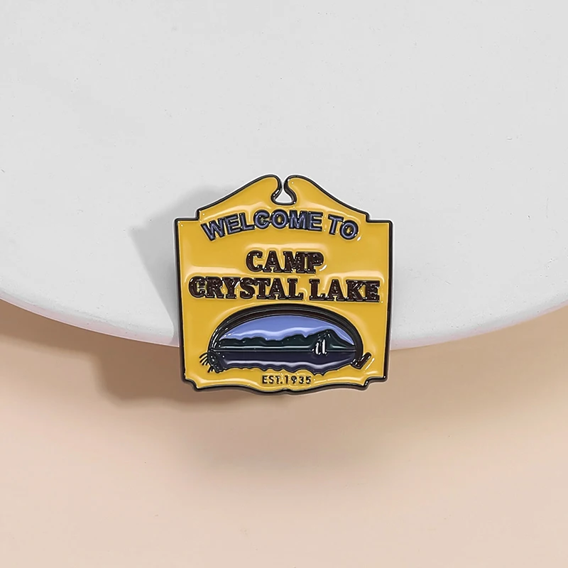 مرحبا بكم في كامب كريستال بحيرة المينا دبابيس فيلم الرعب المسلسل القاتل دبابيس التلبيب شارات الملابس والمجوهرات هدية لمحبي الأصدقاء