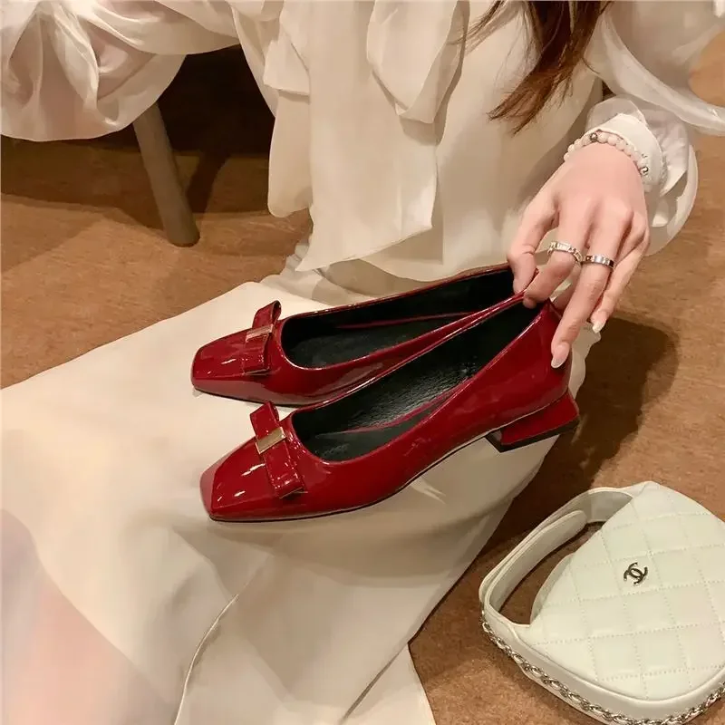 Lederversion Grape Mom 2025, elegante quadratische Kopf-Metallschnalle, Schmetterlingsknoten, klobiger Absatz, Pendlerschuhe, vielseitige offene Zehen-Damen