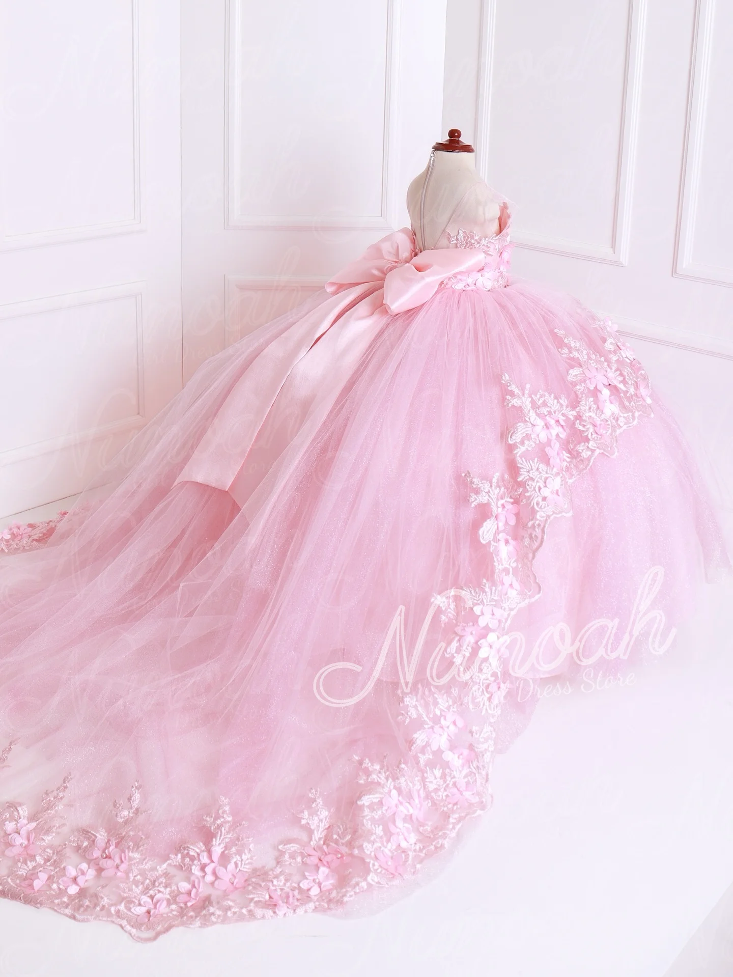 Pink Flower Girl Dresses Lace Appliques Floor Length Pageant Gowns For Wedding with Bow Trail Girl Birthday Party Customized