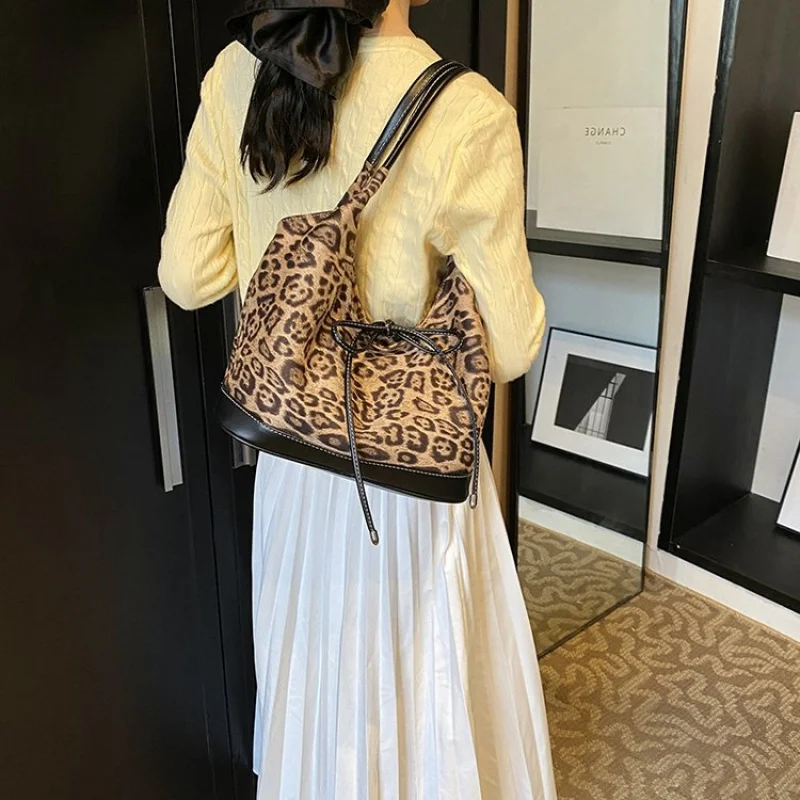 

Classic Leather Tote Bag For Business Leisure Women With Minimalist Unique Fashionable Finish And High-End