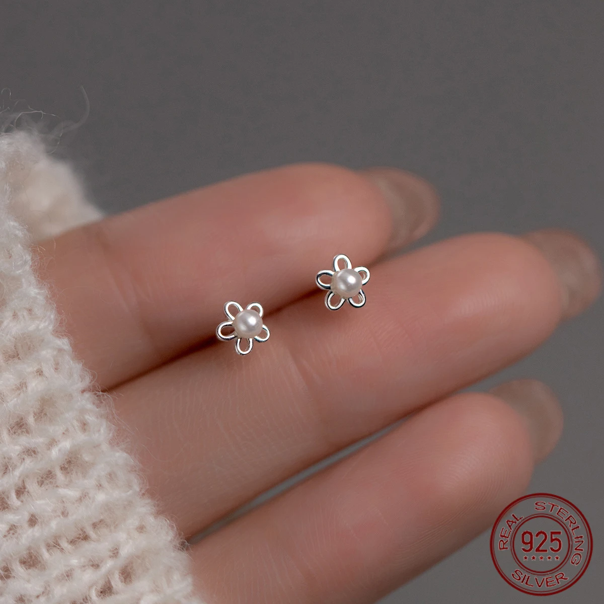 

La Monada женские серьги из серебра 925 пробы, глянцевые простые серебряные серьги-гвоздики с цветком для девочек, милый маленький синтетический жемчуг