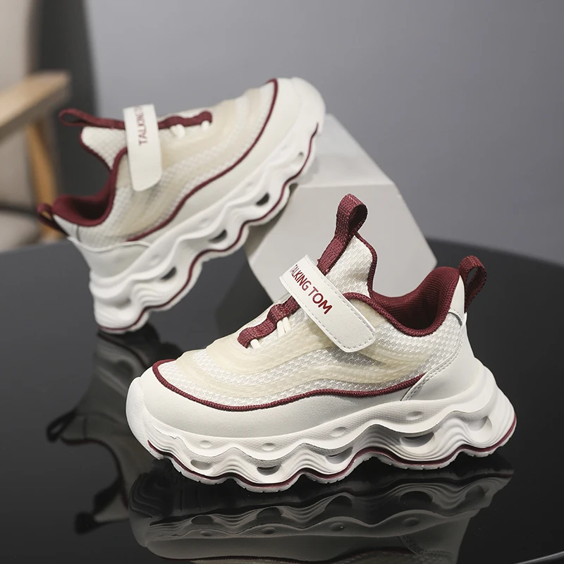 

A pair of children's mesh sneakers with hook-and-loop closure non-slip thick sole for daily and outdoor use JT-1005